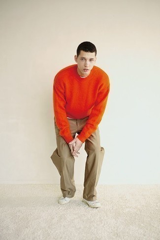 orange Pullover mit einem Rundhalsausschnitt, weißes T-Shirt mit einem Rundhalsausschnitt, beige Chinohose, weiße Segeltuch niedrige Sneakers für Herren