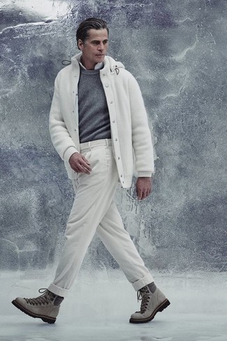 40 Jährige: Outfits Herren 2022: Vereinigen Sie einen grauen Pullover mit einem Rundhalsausschnitt mit einer weißen Chinohose für ein bequemes Outfit, das außerdem gut zusammen passt. Suchen Sie nach leichtem Schuhwerk? Vervollständigen Sie Ihr Outfit mit grauen Wildlederarbeitsstiefeln für den Tag.