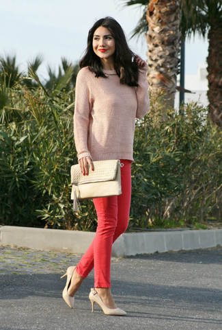 Dunkelrote enge Jeans kombinieren – 77 Damen Outfits: Tragen Sie einen rosa Pullover mit einem Rundhalsausschnitt und dunkelroten enge Jeans, um ein stilsicheres, entspanntes Outfit zu zaubern, der im Kleiderschrank der Frau auf keinen Fall fehlen darf. Hellbeige Leder Pumps sind eine großartige Wahl, um dieses Outfit zu vervollständigen.