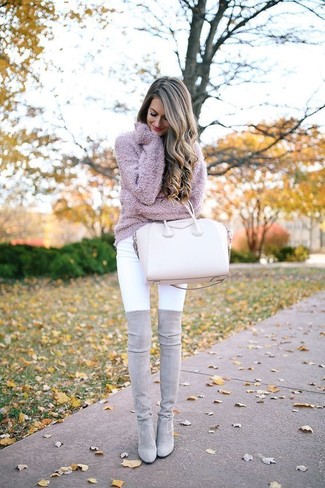 30 Jährige: Weiße enge Jeans kombinieren – 201 Damen Outfits warm Wetter: Wenn Sie auf der Suche nach dem perfekten entspannten Stil sind, probieren Sie die Kombi aus einem rosa Mohair Pullover mit einem Rundhalsausschnitt und weißen engen Jeans. Fühlen Sie sich mutig? Komplettieren Sie Ihr Outfit mit grauen Overknee Stiefeln aus Wildleder.