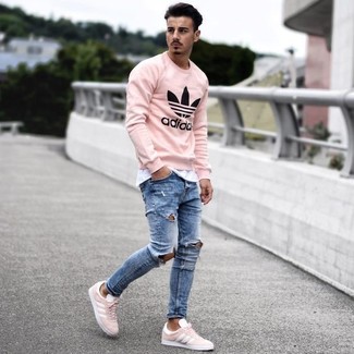 Wie enge Jeans mit niedriger Sneakers zu kombinieren – 466 Lässige Herren Outfits warm Wetter: Paaren Sie einen rosa bedruckten Pullover mit einem Rundhalsausschnitt mit engen Jeans für einen entspannten Wochenend-Look. Fühlen Sie sich ideenreich? Ergänzen Sie Ihr Outfit mit niedrigen Sneakers.