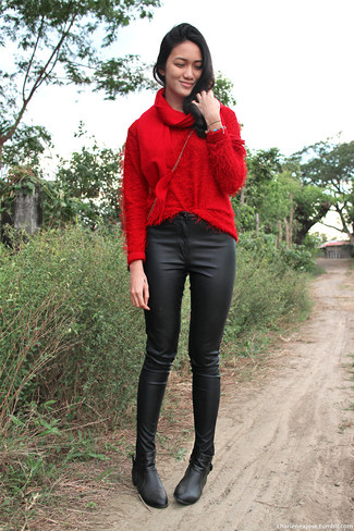 Roten Schal kombinieren – 176 Damen Outfits: Wenn Sie ein lockeres Trend-Outfit erzeugen müssen, vereinigen Sie einen roten flauschigen Pullover mit einem Rundhalsausschnitt mit einem roten Schal. Schwarze Leder Stiefeletten sind eine ideale Wahl, um dieses Outfit zu vervollständigen.