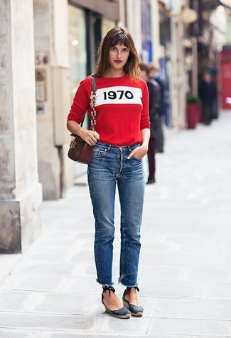 Roten Pullover mit einem Rundhalsausschnitt kombinieren – 118 Damen Outfits: Probieren Sie die Kombination aus einem roten Pullover mit einem Rundhalsausschnitt und blauen Jeans, um einen wunderbaren Freizeit-Look zu kreieren. Dunkelblaue Keilsandaletten aus Segeltuch sind eine großartige Wahl, um dieses Outfit zu vervollständigen.
