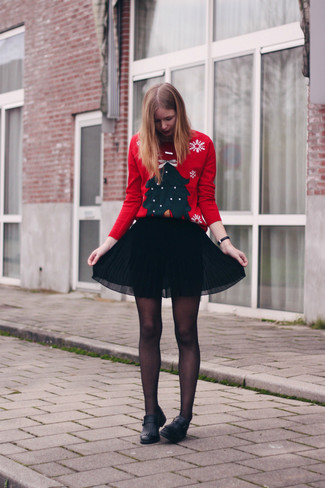 Schwarze Leder Slipper mit Fransen kombinieren – 5 Damen Outfits: Paaren Sie einen roten Pullover mit einem Rundhalsausschnitt mit Weihnachten Muster mit einem schwarzen Skaterrock aus Chiffon, um ein legeres Outfit zu kreieren, der in der Garderobe der Frau auf keinen Fall fehlen darf. Schwarze Leder Slipper mit Fransen putzen umgehend selbst den bequemsten Look heraus.