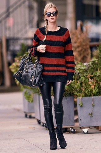 Roten Pullover kombinieren – 392 Damen Outfits: Erwägen Sie das Tragen von einem roten Pullover und schwarzen Lederleggings und Sie werden überall und zu jeder Zeit stylisch aussehen. Schwarze Wildleder Stiefeletten fügen sich nahtlos in einer Vielzahl von Outfits ein.