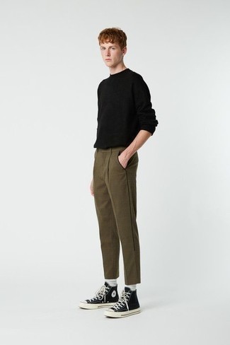 schwarzer Pullover mit einem Rundhalsausschnitt, olivgrüne Chinohose mit Karomuster, schwarze und weiße hohe Sneakers aus Segeltuch, weiße Socken für Herren