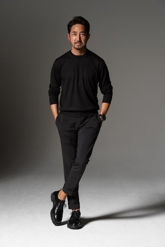 Schwarze klobige Leder Derby Schuhe kombinieren – 238 Herren Outfits: Entscheiden Sie sich für einen schwarzen Pullover mit einem Rundhalsausschnitt und eine schwarze Chinohose für ein Alltagsoutfit, das Charakter und Persönlichkeit ausstrahlt. Fühlen Sie sich mutig? Entscheiden Sie sich für schwarzen klobigen Leder Derby Schuhe.