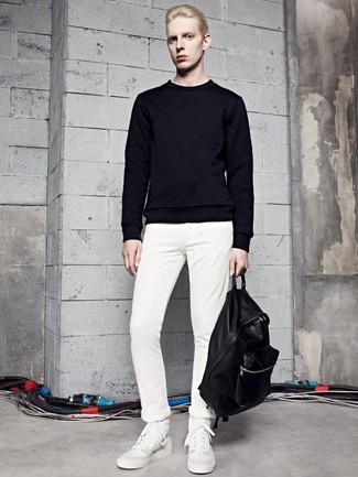 schwarzer Pullover mit einem Rundhalsausschnitt, weiße Chinohose, weiße hohe Sneakers aus Leder, schwarzer Leder Rucksack für Herren