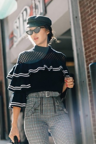 Schwarzen Pullover mit einem Rundhalsausschnitt mit Rüschen kombinieren – 3 Damen Outfits: Ein schwarzer Pullover mit einem Rundhalsausschnitt mit Rüschen und eine graue enge Hose mit Schottenmuster sind Freizeit-Essentials, die Ihrer Garderobe umgehend Charakter verleihen.
