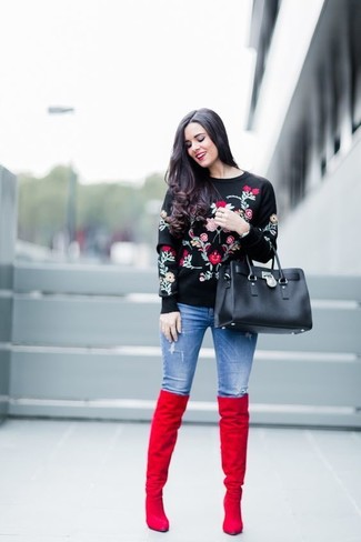 Blaue enge Jeans mit Destroyed-Effekten kombinieren – 500+ Damen Outfits: Vereinigen Sie einen schwarzen Pullover mit einem Rundhalsausschnitt mit Blumenmuster mit blauen engen Jeans mit Destroyed-Effekten, um einen modernen super entspannten Look zu kreieren. Komplettieren Sie Ihr Outfit mit roten Overknee Stiefeln aus Wildleder, um Ihr Modebewusstsein zu zeigen.