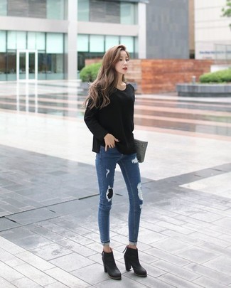Schwarze Leder Stiefeletten kombinieren – 500+ Damen Outfits: Um ein zeitgenössisches Freizeit-Outfit zu schaffen, sind ein schwarzer Pullover mit einem Rundhalsausschnitt und blaue enge Jeans mit Destroyed-Effekten ganz perfekt geeignet. Schwarze Leder Stiefeletten sind eine ideale Wahl, um dieses Outfit zu vervollständigen.