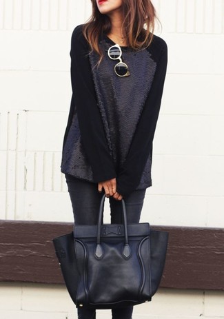 Schwarzen Pailletten Pullover mit einem Rundhalsausschnitt kombinieren – 2 Damen Outfits: Um einen unkompliziertfen aber glamurösen Freizeit-Look zu kreieren, wahlen Sie einen schwarzen Pailletten Pullover mit einem Rundhalsausschnitt und schwarzen enge Jeans.