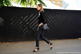 schwarzer Pullover mit einem Rundhalsausschnitt, schwarze Jeans, schwarze Leder Pumps, schwarze Leder Umhängetasche für Damen