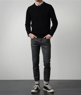 Wie Jeans mit niedriger Sneakers zu kombinieren – 500+ Casual Herbst Herren Outfits: Tragen Sie einen schwarzen Pullover mit einem Rundhalsausschnitt und Jeans für ein großartiges Wochenend-Outfit. Niedrige Sneakers sind eine großartige Wahl, um dieses Outfit zu vervollständigen. Mit diesem Look sind Sie im Herbst immer gut angezogen.