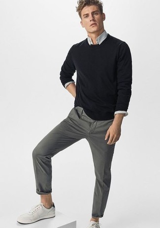 schwarzer Pullover mit einem Rundhalsausschnitt, weißes und schwarzes bedrucktes Langarmhemd, graue Chinohose, weiße und schwarze Leder niedrige Sneakers für Herren