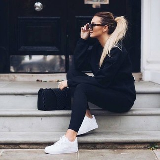 schwarzer Pullover mit einem Rundhalsausschnitt, schwarze Leggings, weiße niedrige Sneakers, schwarze Wildleder Umhängetasche für Damen
