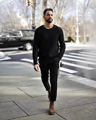 Schwarzen Pullover mit einem Rundhalsausschnitt kombinieren – 500+ Herren Outfits: Kombinieren Sie einen schwarzen Pullover mit einem Rundhalsausschnitt mit einer schwarzen Chinohose für ein großartiges Wochenend-Outfit. Entscheiden Sie sich für eine braune Wildlederfreizeitstiefel, um Ihr Modebewusstsein zu zeigen.