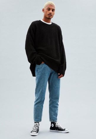 schwarzer Pullover mit einem Rundhalsausschnitt, weißes T-Shirt mit einem Rundhalsausschnitt, hellblaue Jeans, schwarze und weiße hohe Sneakers aus Segeltuch für Herren