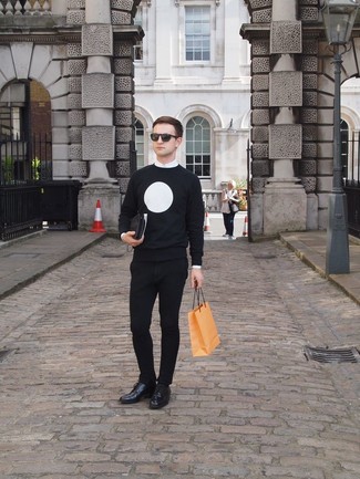 schwarzer und weißer Pullover mit einem Rundhalsausschnitt mit geometrischem Muster von Saint Laurent