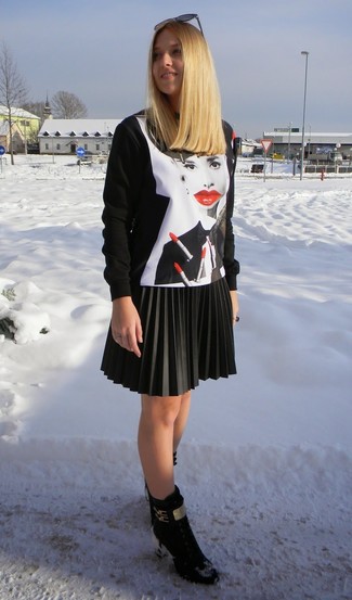 schwarzer und weißer bedruckter Pullover mit einem Rundhalsausschnitt, schwarzer Falten Leder Minirock, schwarze Schnürstiefeletten aus Wildleder, schwarze Sonnenbrille für Damen