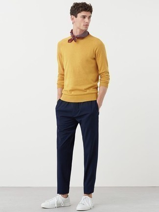 Orange Pullover mit einem Rundhalsausschnitt kombinieren – 215 Herren Outfits: Kombinieren Sie einen orange Pullover mit einem Rundhalsausschnitt mit einer dunkelblauen Chinohose, um mühelos alles zu meistern, was auch immer der Tag bringen mag. Fühlen Sie sich ideenreich? Wählen Sie weißen Leder niedrige Sneakers.