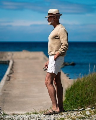50 Jährige: Wildledersandalen kombinieren – 3 Lässige Herren Outfits warm Wetter: Kombinieren Sie einen hellbeige Pullover mit einem Rundhalsausschnitt mit weißen Shorts, um einen lockeren, aber dennoch stylischen Look zu erhalten. Wildledersandalen liefern einen wunderschönen Kontrast zu dem Rest des Looks.