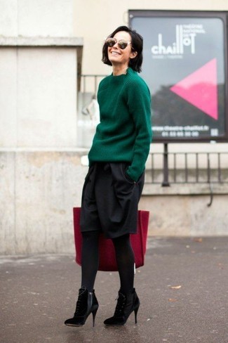 Schwarze Wollstrumpfhose kombinieren – 311 Damen Outfits: Um einen super lässigen Trend-Look zu erzielen, brauchen Sie nur einen grünen Pullover mit einem Rundhalsausschnitt und eine schwarze Wollstrumpfhose. Fühlen Sie sich mutig? Wählen Sie schwarzen Schnürstiefeletten aus Wildleder.