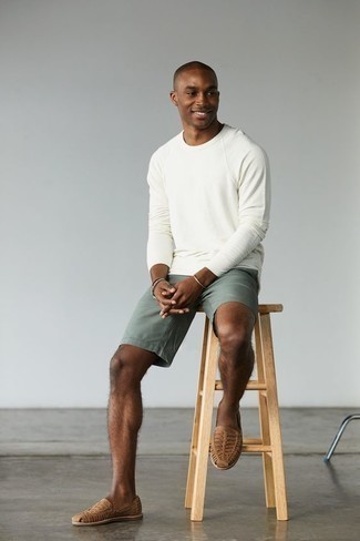 Grüne Shorts kombinieren – 63 Herren Outfits: Die Kombination von einem weißen Pullover mit einem Rundhalsausschnitt und grünen Shorts erlaubt es Ihnen, Ihren Freizeitstil klar und einfach zu halten. Fühlen Sie sich ideenreich? Wählen Sie beige geflochtenen Wildleder Slipper.