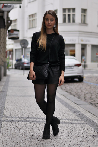 schwarzer Pullover mit einem Rundhalsausschnitt von Vero Moda