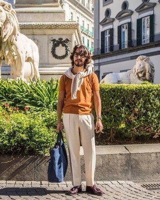 Wie Pullover mit einem Rundhalsausschnitt mit Slipper mit Quasten zu kombinieren – 217 Herren Outfits: Kombinieren Sie einen Pullover mit einem Rundhalsausschnitt mit einer hellbeige Anzughose für einen stilvollen, eleganten Look. Ergänzen Sie Ihr Look mit Slippern mit Quasten.
