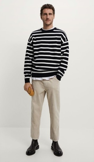 schwarzer und weißer horizontal gestreifter Pullover mit einem Rundhalsausschnitt, weißes T-Shirt mit einem Rundhalsausschnitt, hellbeige Cord Chinohose, schwarze Chelsea Boots aus Leder für Herren