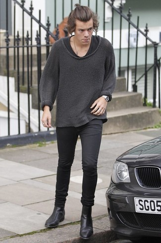 Harry Styles trägt dunkelgrauer Pullover mit einem Rundhalsausschnitt, schwarzes T-Shirt mit einem Rundhalsausschnitt, schwarze Chinohose, schwarze Chelsea-Stiefel aus Leder