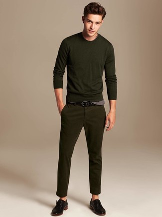 Wie T-Shirt mit einem Rundhalsausschnitt mit Pullovers mit einem Rundhalsausschnitt zu kombinieren – 500+ Herren Outfits: Erwägen Sie das Tragen von einem Pullover mit einem Rundhalsausschnitt und einem T-Shirt mit einem Rundhalsausschnitt für ein Alltagsoutfit, das Charakter und Persönlichkeit ausstrahlt. Fühlen Sie sich ideenreich? Entscheiden Sie sich für schwarzen Leder Derby Schuhe.