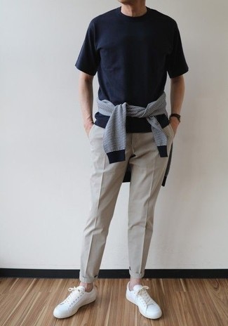 dunkelblauer und weißer horizontal gestreifter Pullover mit einem Rundhalsausschnitt von Tommy Jeans