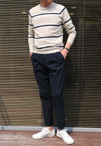 hellbeige horizontal gestreifter Pullover mit einem Rundhalsausschnitt von Marc O'Polo