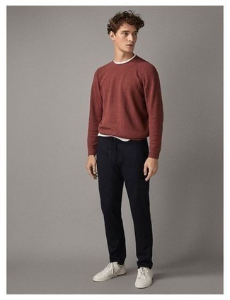 Rotbraunen Pullover mit einem Rundhalsausschnitt kombinieren – 421 Herren Outfits: Kombinieren Sie einen rotbraunen Pullover mit einem Rundhalsausschnitt mit einer dunkelblauen Chinohose für ein großartiges Wochenend-Outfit. Fühlen Sie sich ideenreich? Wählen Sie weißen Segeltuch niedrige Sneakers.