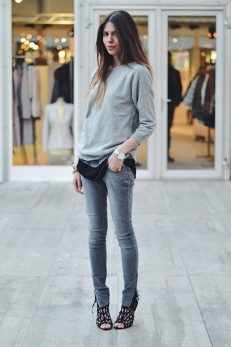 30 Jährige: Welche enge Jeans mit grauen Pullovers mit einem Rundhalsausschnitt zu tragen – 80 Smart-Casual Damen Outfits: Um einen unkompliziertfen aber stilsicheren Freizeit-Look zu kreieren, kombinieren Sie einen grauen Pullover mit einem Rundhalsausschnitt mit engen Jeans. Vervollständigen Sie Ihr Look mit schwarzen Wildleder Sandaletten.