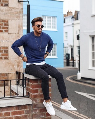 20 Jährige: Blauen Pullover mit einem Rundhalsausschnitt kombinieren – 5 Lässige Herren Outfits: Kombinieren Sie einen blauen Pullover mit einem Rundhalsausschnitt mit schwarzen engen Jeans für einen bequemen Alltags-Look. Wählen Sie die legere Option mit weißen Sportschuhen.