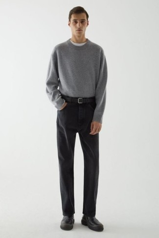 Grauen Pullover mit einem Rundhalsausschnitt kombinieren – 500+ Herren Outfits: Kombinieren Sie einen grauen Pullover mit einem Rundhalsausschnitt mit schwarzen Jeans für ein Alltagsoutfit, das Charakter und Persönlichkeit ausstrahlt. Fühlen Sie sich mutig? Komplettieren Sie Ihr Outfit mit schwarzen Chelsea Boots aus Leder.