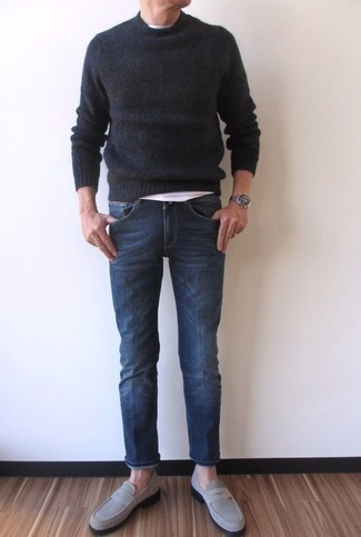 Grauen Pullover kombinieren – 500+ Smart-Casual Frühling Herren Outfits: Kombinieren Sie einen grauen Pullover mit dunkelblauen Jeans, um mühelos alles zu meistern, was auch immer der Tag bringen mag. Entscheiden Sie sich für grauen Wildleder Slipper, um Ihr Modebewusstsein zu zeigen. Ein insgesamt sehr schönes Frühlings-Outfit.