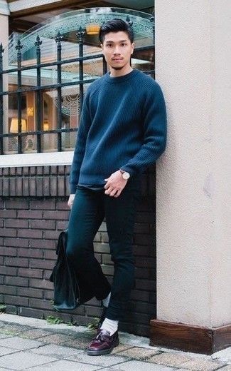 Dunkelrote Leder Slipper kombinieren – 500+ Herren Outfits: Kombinieren Sie einen dunkelblauen Pullover mit einem Rundhalsausschnitt mit dunkeltürkisen Jeans für einen bequemen Alltags-Look. Fühlen Sie sich ideenreich? Komplettieren Sie Ihr Outfit mit dunkelroten Leder Slippern.