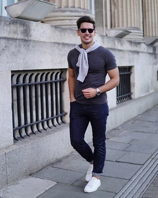 Wie dunkelgrauen Pullover mit einem Rundhalsausschnitt mit blauer Jeans zu kombinieren – 184 Herbst Herren Outfits: Erwägen Sie das Tragen von einem dunkelgrauen Pullover mit einem Rundhalsausschnitt und blauen Jeans, um mühelos alles zu meistern, was auch immer der Tag bringen mag. Ergänzen Sie Ihr Look mit weißen und schwarzen Segeltuch niedrigen Sneakers. Ein schöner Übergangs-Look.