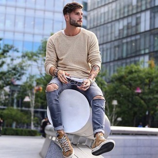 Graue Jeans mit Destroyed-Effekten kombinieren – 500+ Herren Outfits: Kombinieren Sie einen hellbeige Pullover mit einem Rundhalsausschnitt mit grauen Jeans mit Destroyed-Effekten für einen entspannten Wochenend-Look. Vervollständigen Sie Ihr Look mit beige hohen Sneakers aus Wildleder.