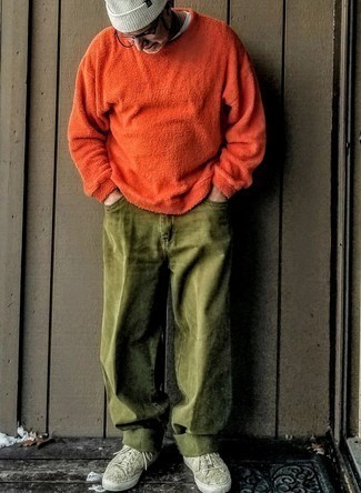 Orange Pullover mit einem Rundhalsausschnitt kombinieren – 215 Herren Outfits: Paaren Sie einen orange Pullover mit einem Rundhalsausschnitt mit olivgrünen Jeans für ein Alltagsoutfit, das Charakter und Persönlichkeit ausstrahlt. Komplettieren Sie Ihr Outfit mit olivgrünen Segeltuch niedrigen Sneakers.
