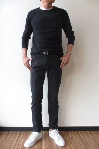 Schwarzen Pullover mit einem Rundhalsausschnitt kombinieren – 500+ Herren Outfits: Erwägen Sie das Tragen von einem schwarzen Pullover mit einem Rundhalsausschnitt und schwarzen Jeans, um mühelos alles zu meistern, was auch immer der Tag bringen mag. Komplettieren Sie Ihr Outfit mit weißen Segeltuch niedrigen Sneakers.