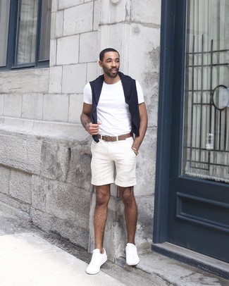 Schwarzen Pullover mit einem Rundhalsausschnitt kombinieren – 500+ Herren Outfits: Kombinieren Sie einen schwarzen Pullover mit einem Rundhalsausschnitt mit weißen Shorts für einen bequemen Alltags-Look. Weiße niedrige Sneakers sind eine ideale Wahl, um dieses Outfit zu vervollständigen.