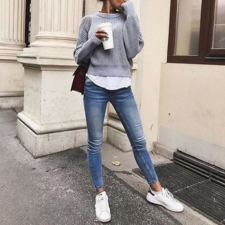 Grauen Pullover mit einem Rundhalsausschnitt kombinieren – 499 Damen Outfits: Ein grauer Pullover mit einem Rundhalsausschnitt und blaue enge Jeans sind perfekt geeignet, um einen legeren Look zu erhalten. Fühlen Sie sich ideenreich? Vervollständigen Sie Ihr Outfit mit weißen niedrigen Sneakers.
