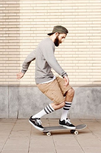 Wie Shorts mit Leinenschuhe zu kombinieren – 53 Herren Outfits: Kombinieren Sie einen grauen Pullover mit einem Rundhalsausschnitt mit Shorts für einen bequemen Alltags-Look. Leinenschuhe sind eine perfekte Wahl, um dieses Outfit zu vervollständigen.