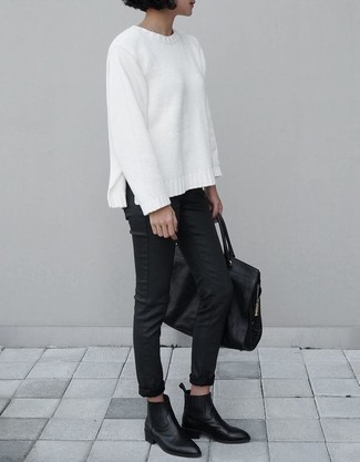 weißer Pullover mit einem Rundhalsausschnitt, schwarze Leder enge Jeans, schwarze Chelsea-Stiefel aus Leder, schwarze Shopper Tasche aus Leder für Damen