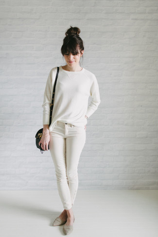 weißer Pullover mit einem Rundhalsausschnitt, weiße enge Jeans, graue Wildleder Ballerinas, schwarze Leder Umhängetasche für Damen